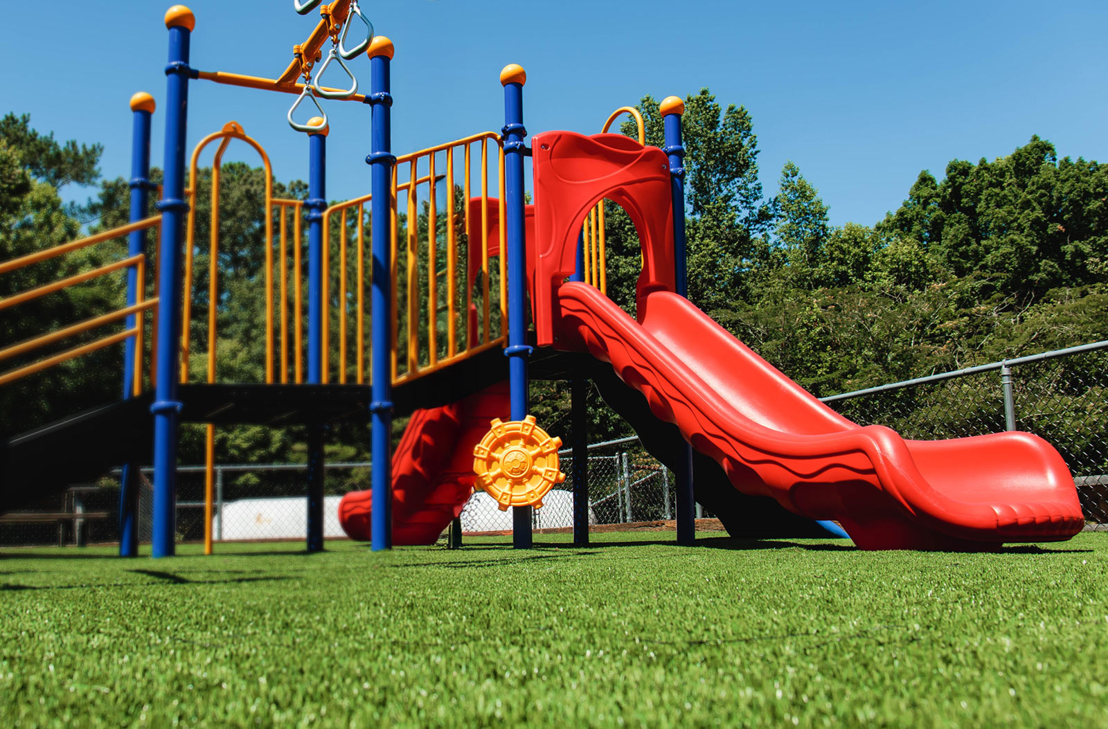 STR_Antistatic-Header-playground Playground with artificial turf